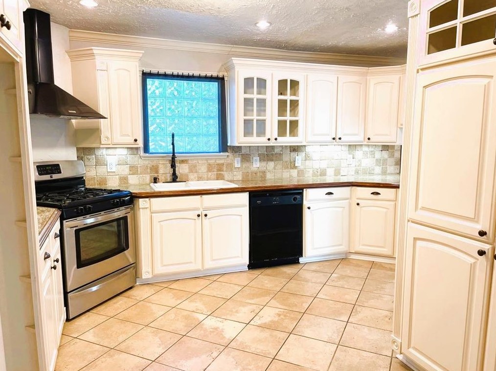 2318 Marble Falls Dr, Spring TX  77373-6243 exterior