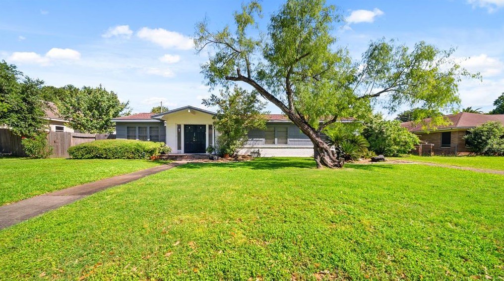 210 20th Ave, Texas City, TX 77590-6137