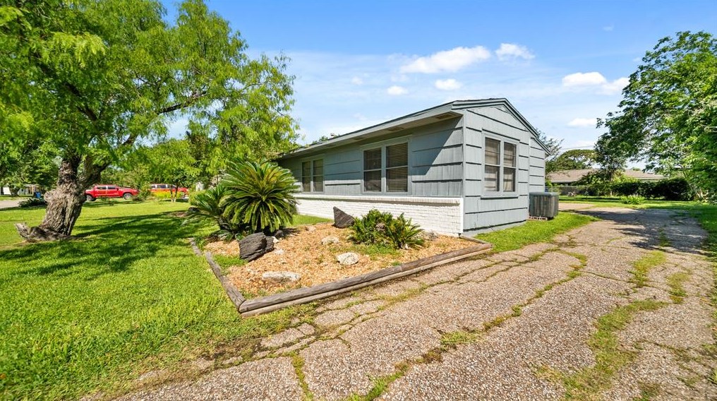 210 20th Ave, Texas City TX  77590-6137 exterior