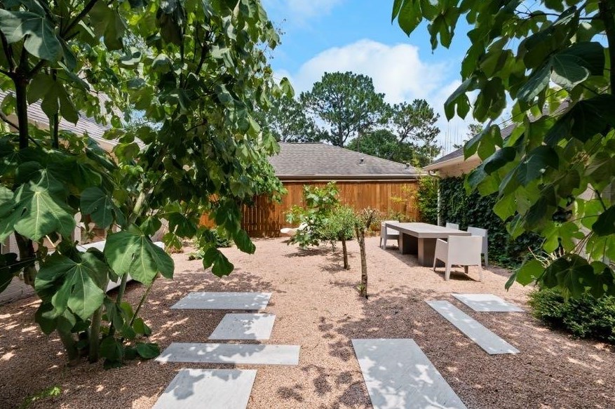 10107 Del Monte Dr, Houston TX  77057-3404 exterior