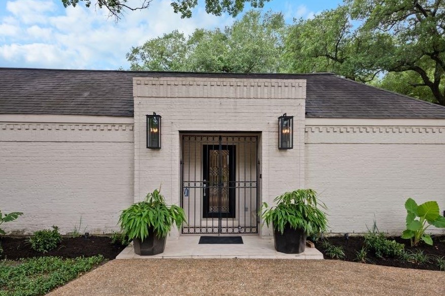10107 Del Monte Dr, Houston, TX 77042-2433
