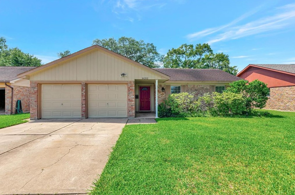 16202 Thunderbay Dr, Houston, TX 77062