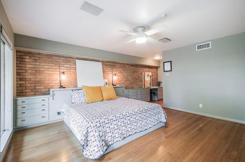 2103 De Milo Dr, Houston TX  77092-4149 exterior