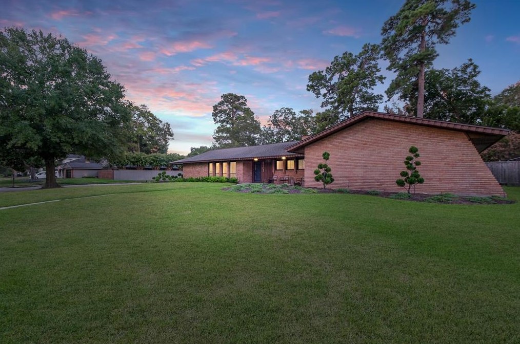 2103 De Milo Dr, Houston TX  77092-4149 exterior