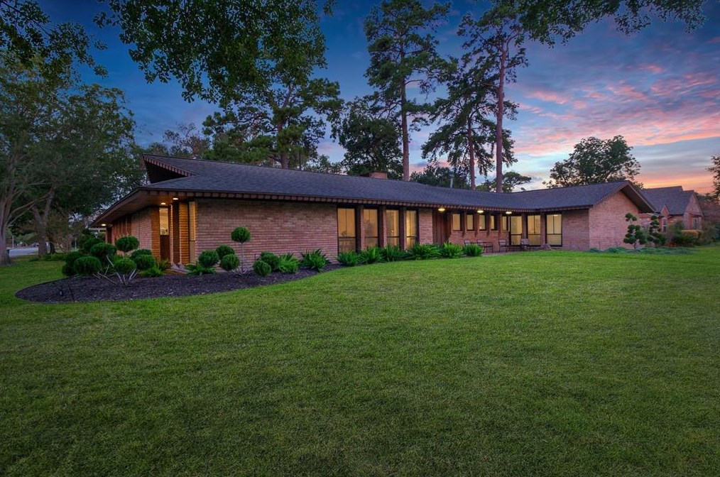 2103 De Milo Dr, Houston TX  77092-4149 exterior