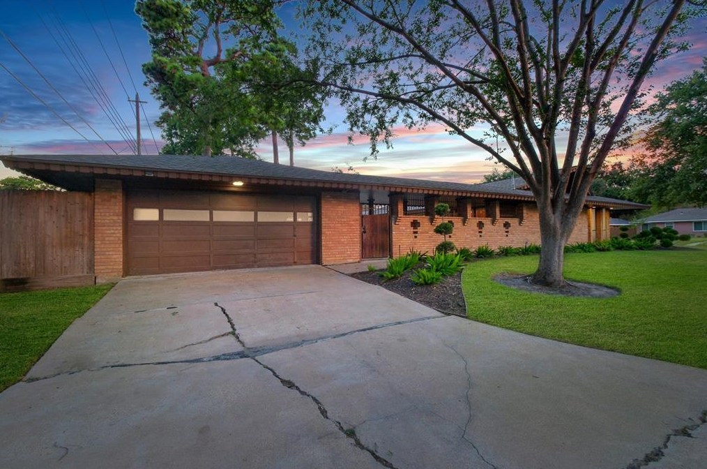 2103 De Milo Dr, Houston, TX 77018-1706