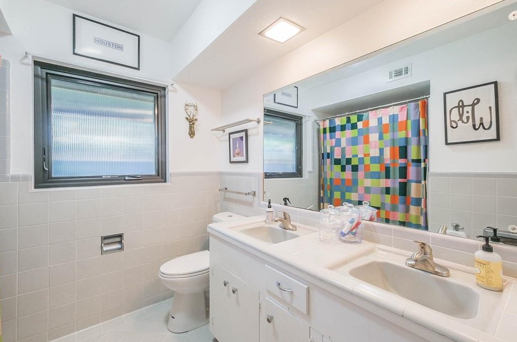 2103 De Milo Dr, Houston TX  77092-4149 exterior