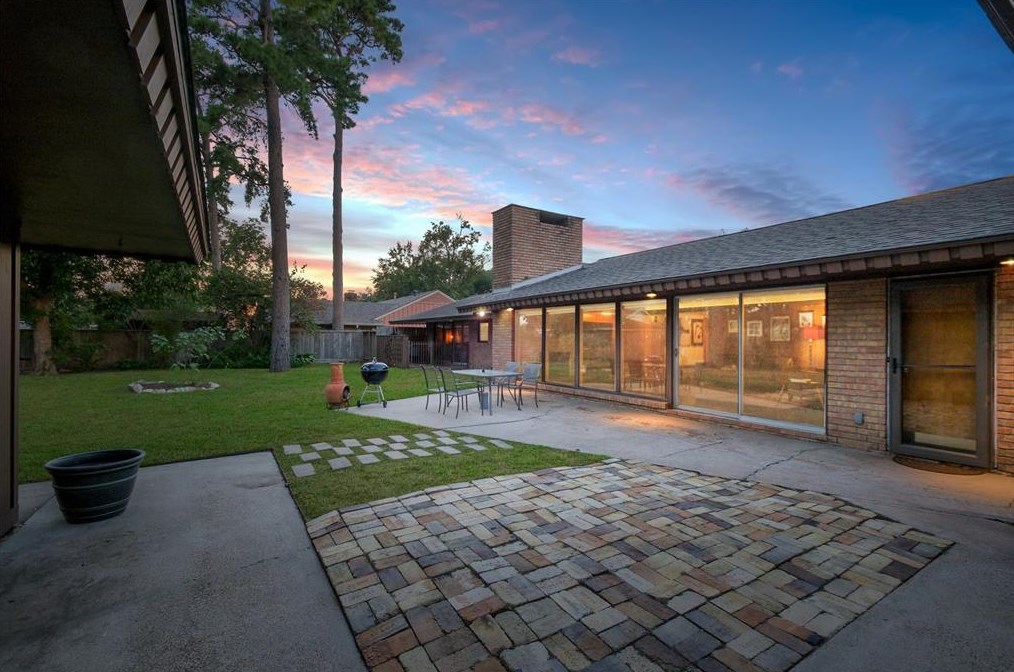 2103 De Milo Dr, Houston TX  77092-4149 exterior