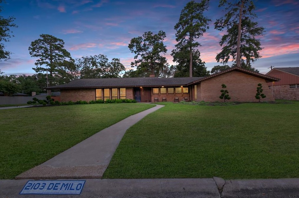 2103 De Milo Dr, Houston TX  77092-4149 exterior