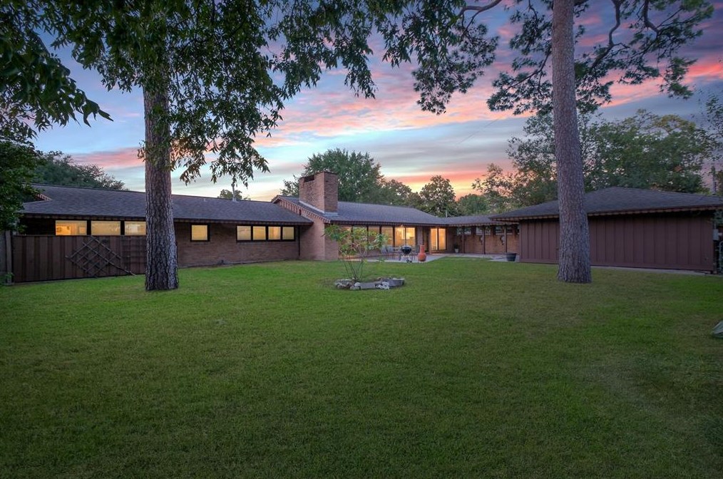 2103 De Milo Dr, Houston TX  77092-4149 exterior