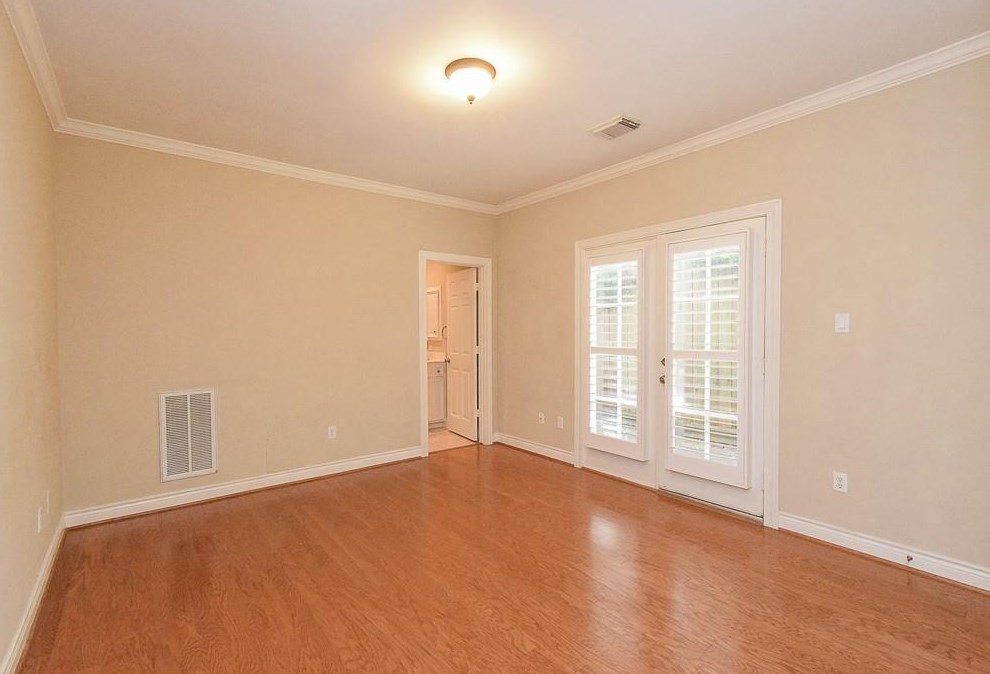 146 Oak Place Dr, Houston TX  77006-1788 exterior