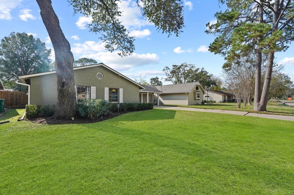9331 Highmeadow Dr, Houston, TX 77063