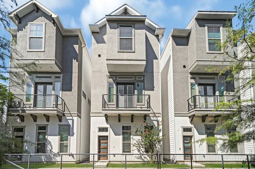 5834 Post Oak Ln, Houston, TX 77055-3704