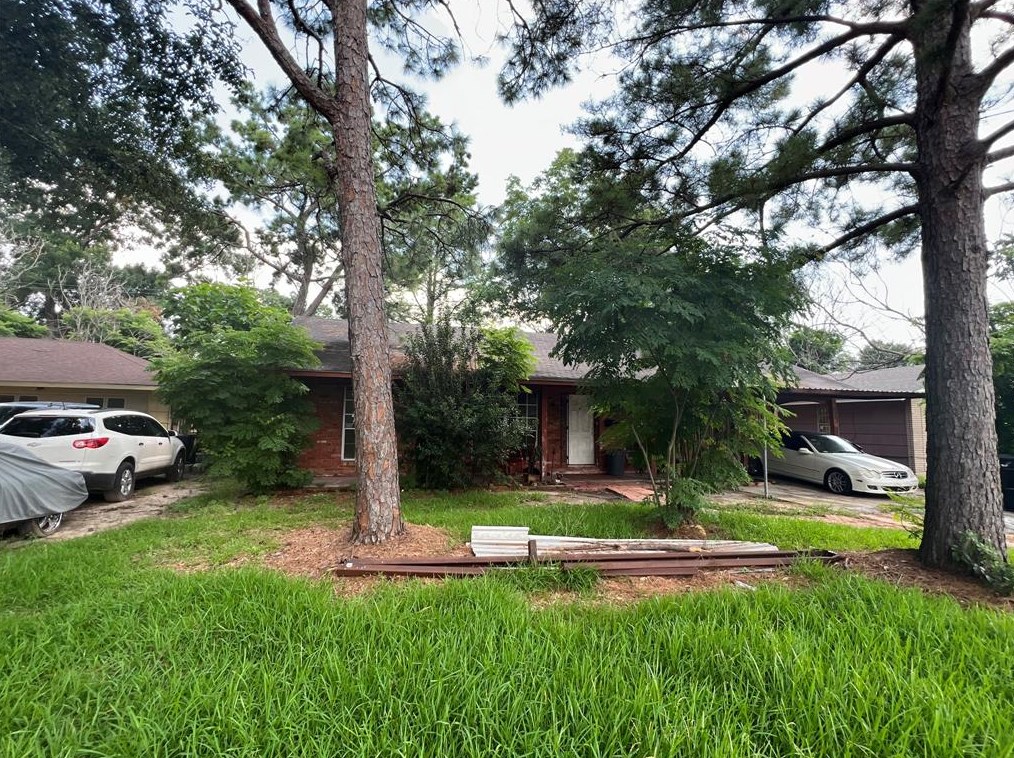 5846 Flamingo Dr, Houston TX  77033-2210 exterior