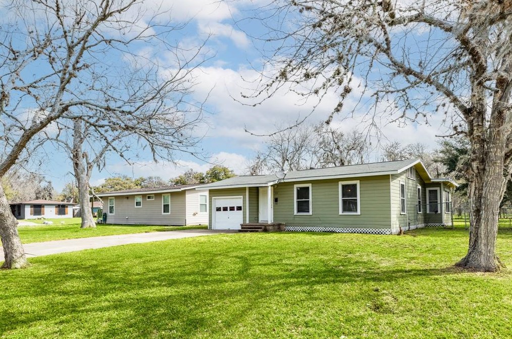 522 Elm St, Richwood, TX 77566-5400