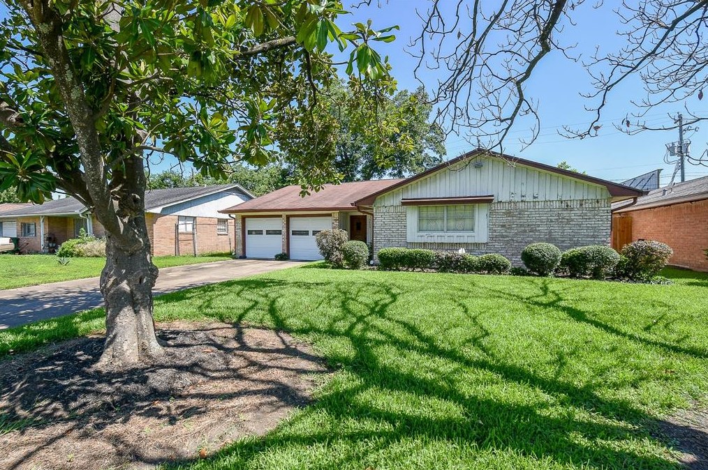 5455 Osprey Dr, Houston, TX 77048-1108