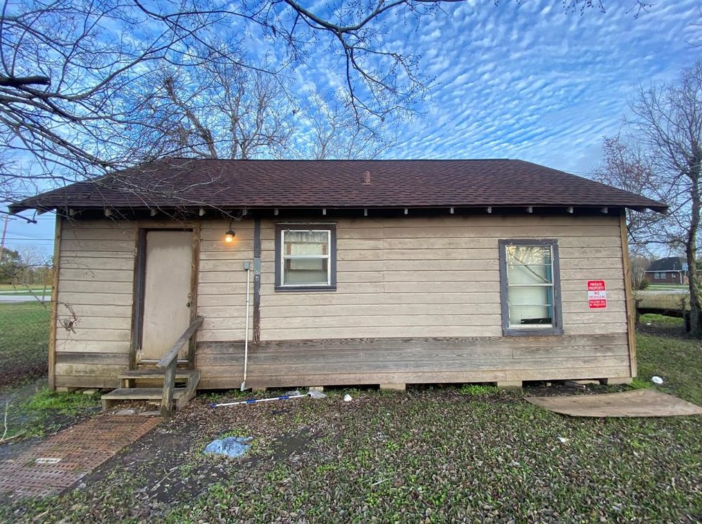 633 N Columbia St, Angleton, TX 77515