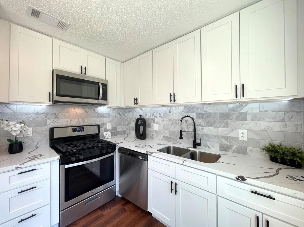 10718 Parkland Woods Dr, Sugar Land TX  77498-1746 exterior