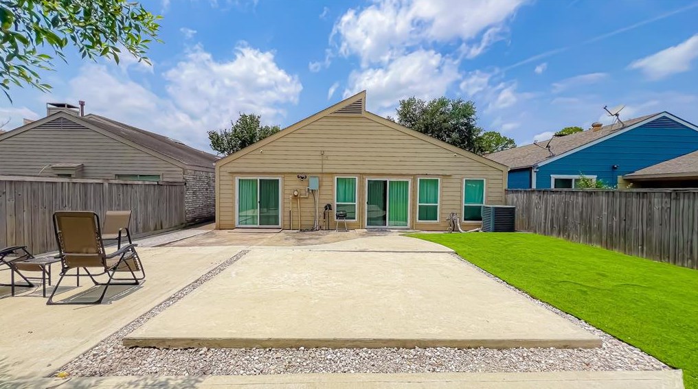 4243 Sun Mdw Dr, Houston TX  77072-1453 exterior