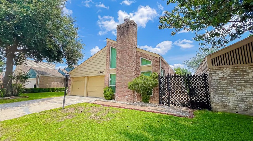 4243 Sun Mdw Dr, Houston TX  77072-1453 exterior