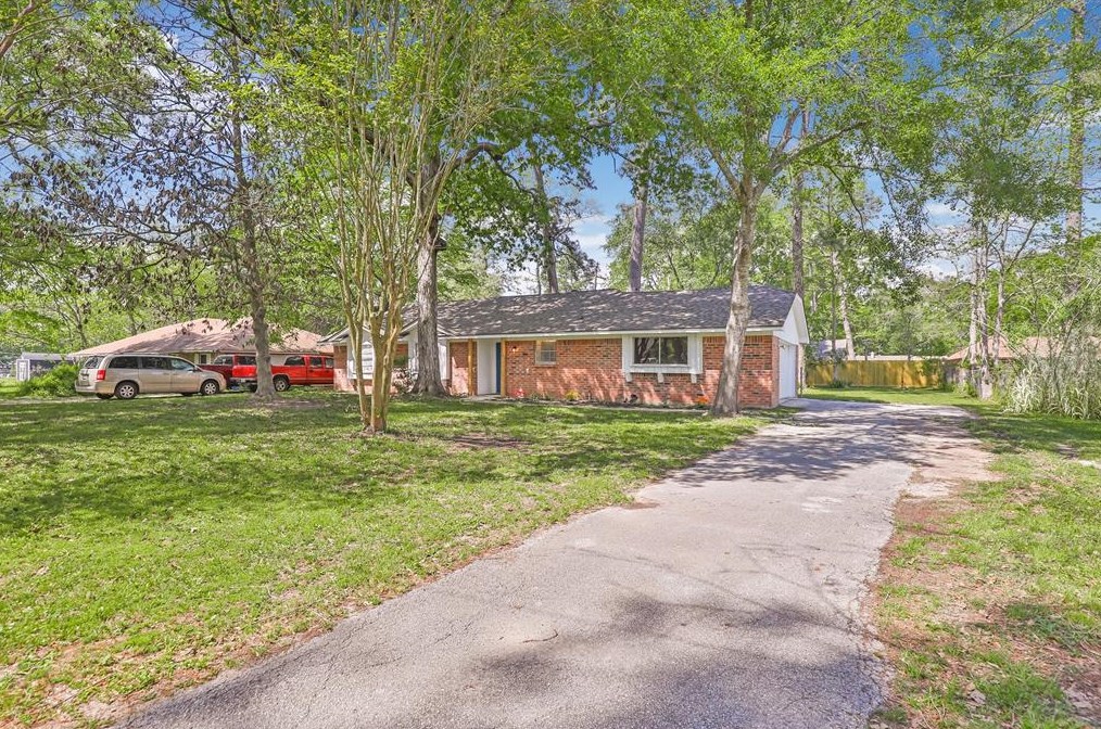 18051 Martin Dr, Conroe, TX 77302-5661