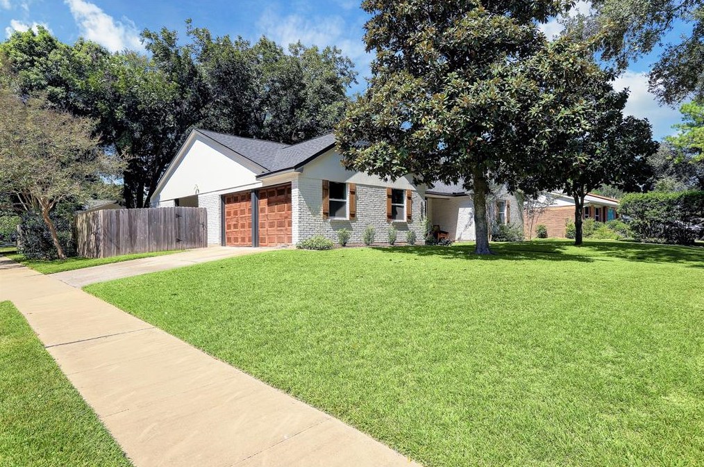 10734 Glenfield Ct, Houston TX  77096-5827 exterior