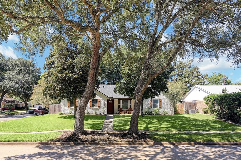 10734 Glenfield Ct, Houston, TX 77096