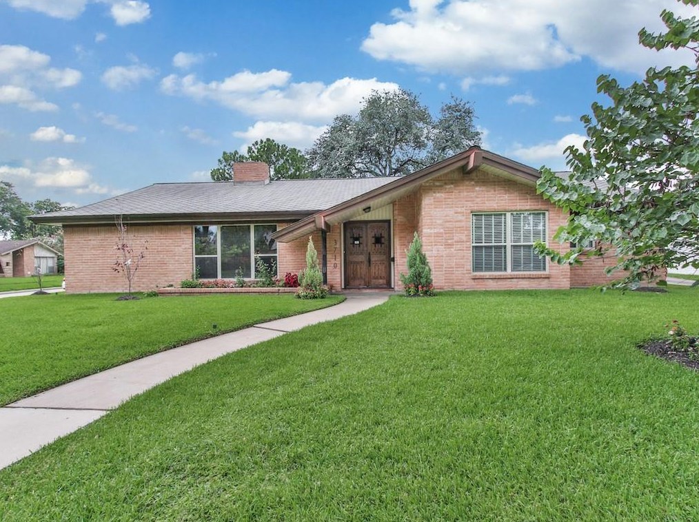 3710 Woodvalley Dr, Houston TX  77025-4206 exterior
