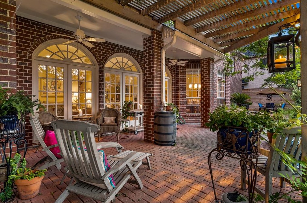 4552 Elm St, Bellaire, TX 77401-3718