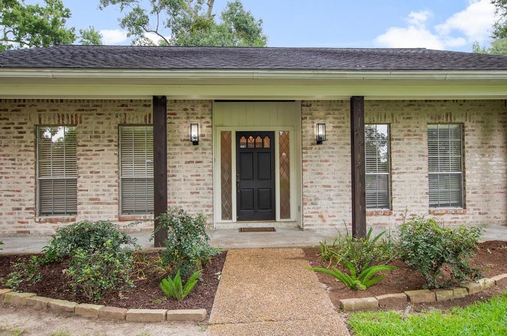 402 Forest Lake Dr, Taylor Lake Village, TX 77586