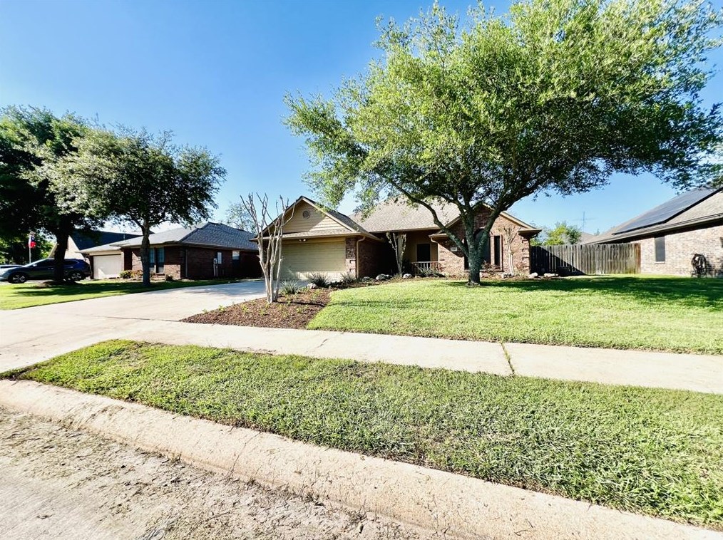 104 Brazos Ct, Richwood, TX 77531-2784