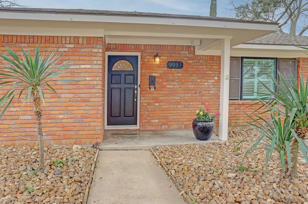 9917 Cedardale Dr, Houston TX  77055-6113 exterior