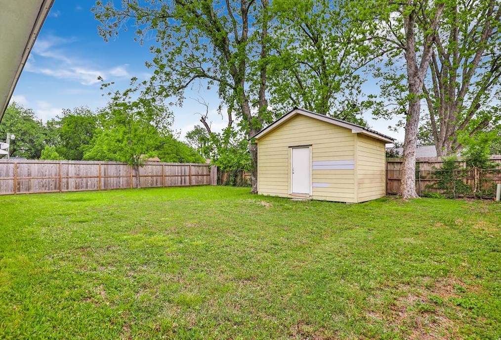 8626 Cottage Gate Ln, Houston TX  77088-5000 exterior