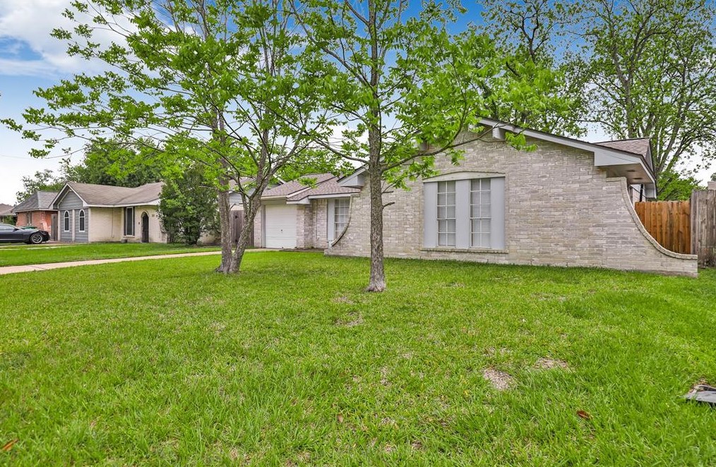 8626 Cottage Gate Ln, Houston TX  77088-5012 exterior