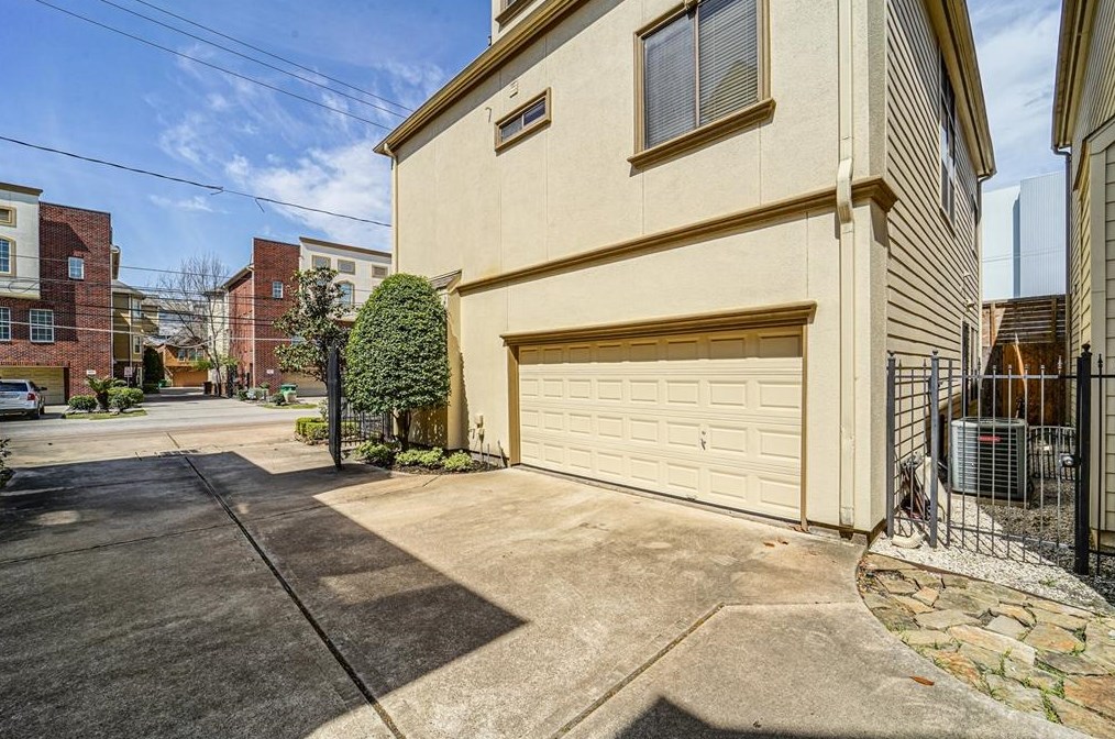926 Birdsall St, Houston, TX 77007
