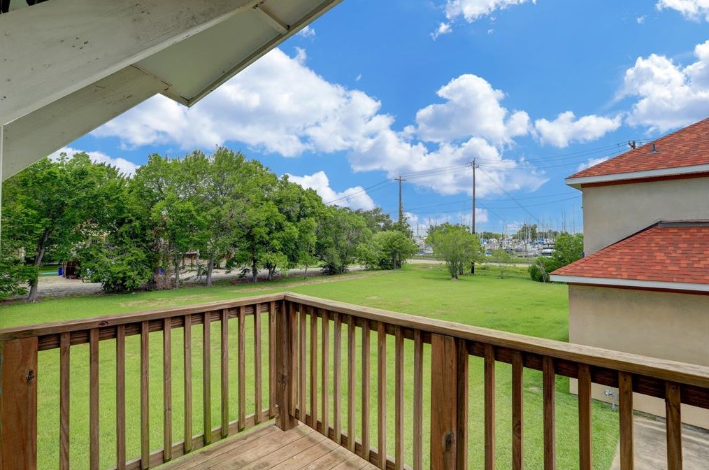 100 Grove Rd #c, Kemah, TX 77565