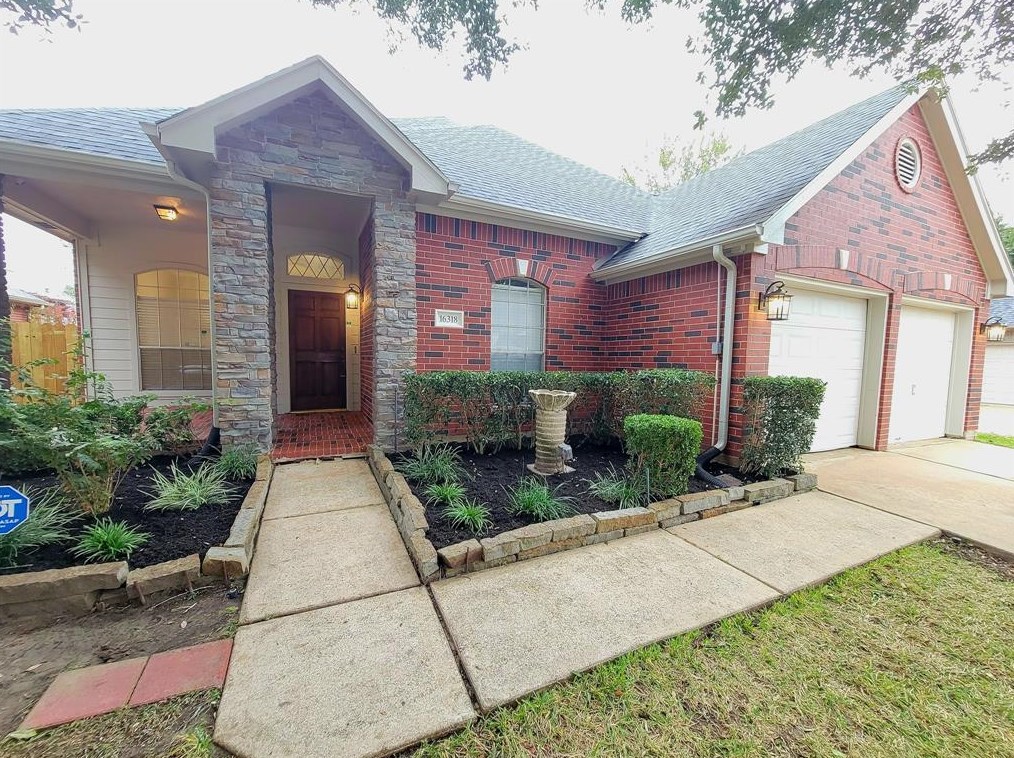 16318 Blossomwood Ln, Sugar Land, TX 77498