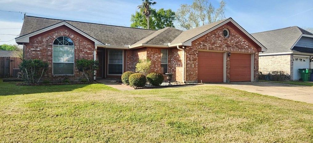 704 Manor Dr, Angleton, TX 77515