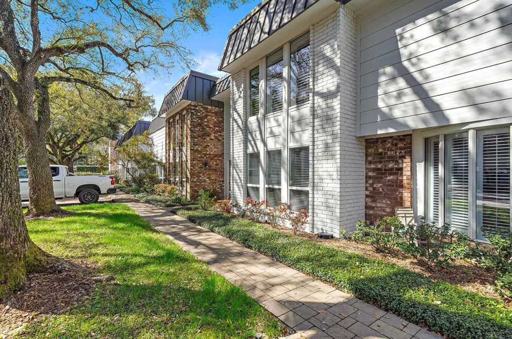 8970 Chatsworth Dr, Houston, TX 77024