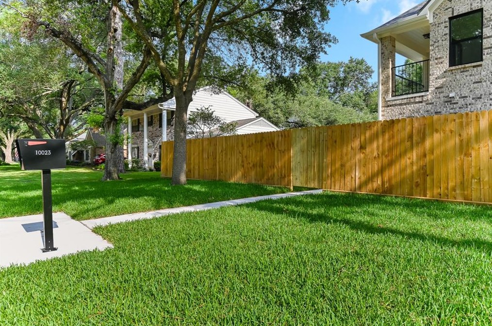 10023 Springwood Forest Dr, Houston TX  77080-6442 exterior