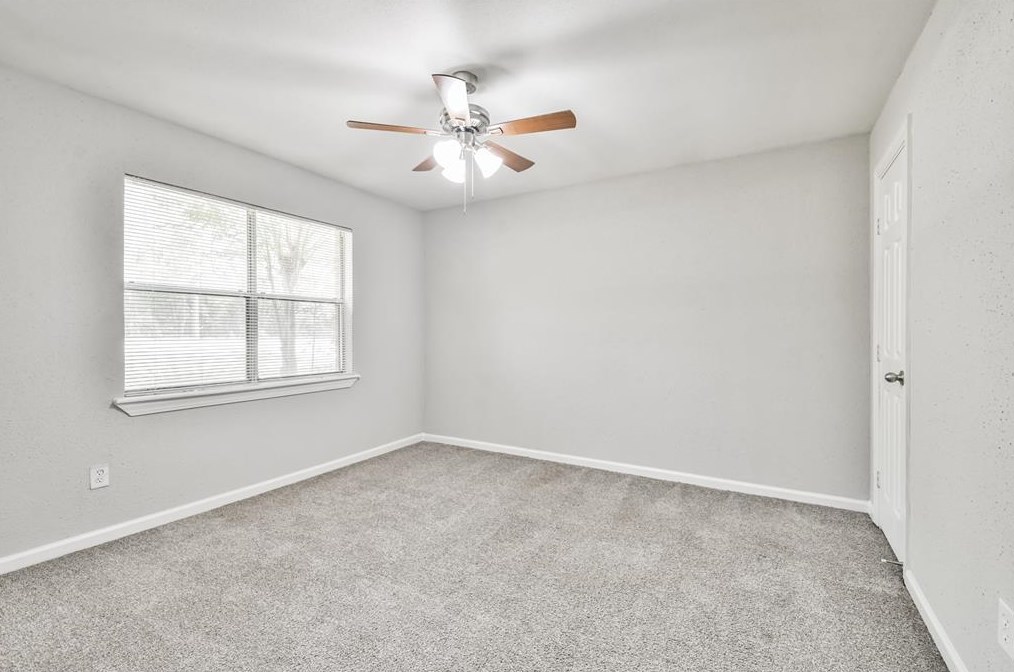 8743 Vly Flag Dr, Houston TX  77078-3738 exterior