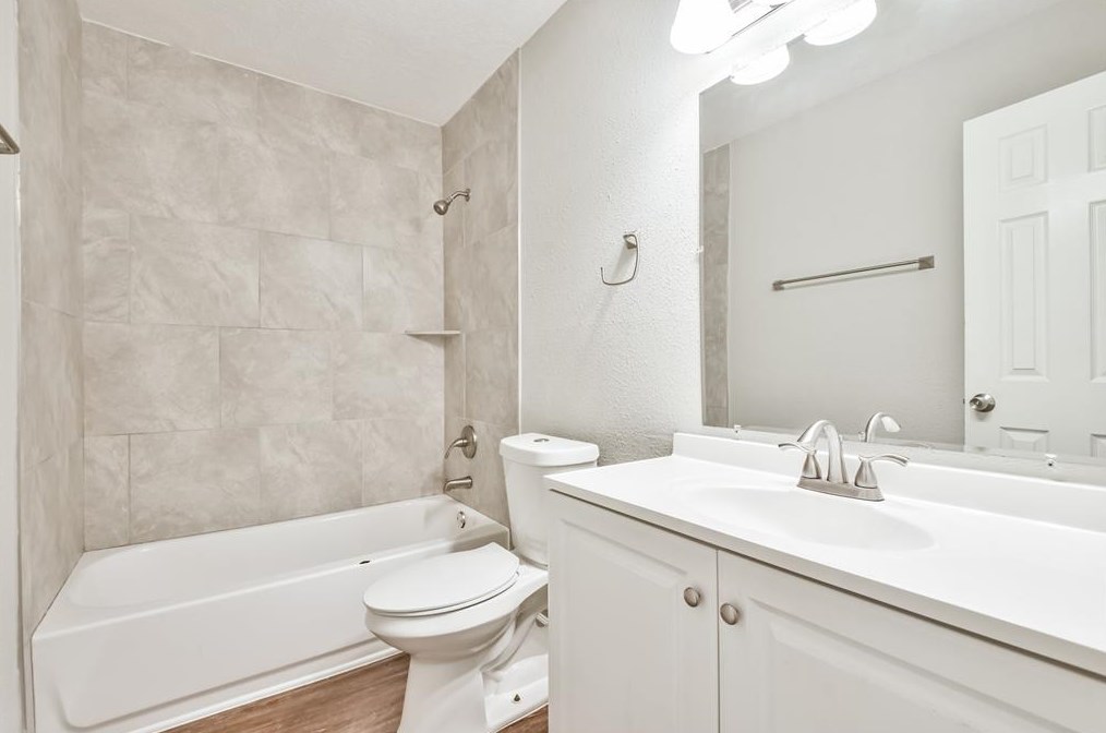 8743 Vly Flag Dr, Houston TX  77078-3738 exterior