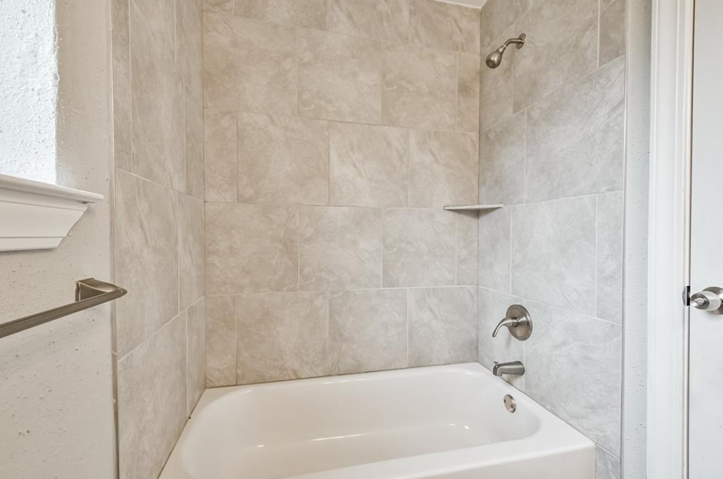8743 Vly Flag Dr, Houston TX  77078-3738 exterior