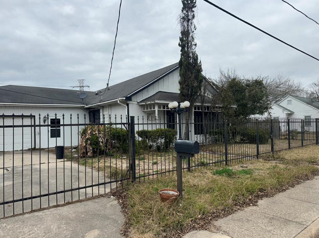 1401 Elm St, Baytown, TX 77520-6872