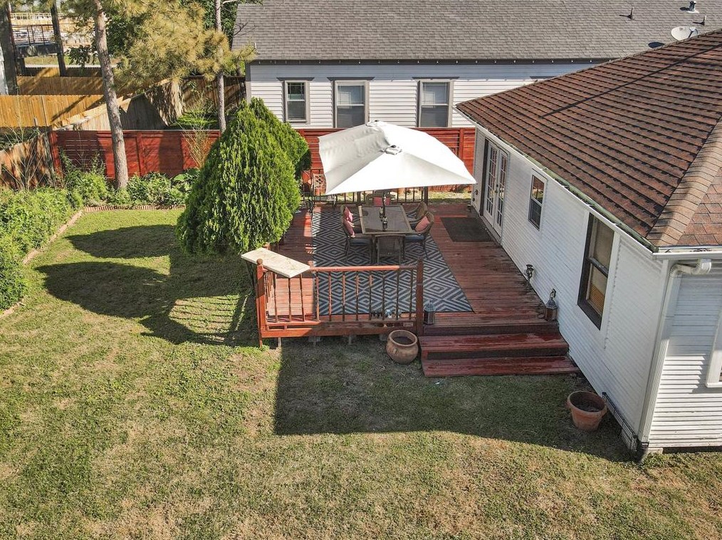 1831 Tabor, Houston TX  77009-6143 exterior