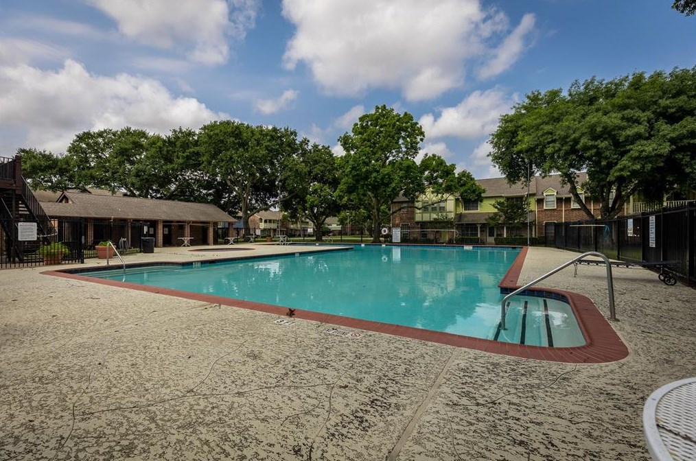 2260 Triway Ln, Houston TX  77043-2105 exterior