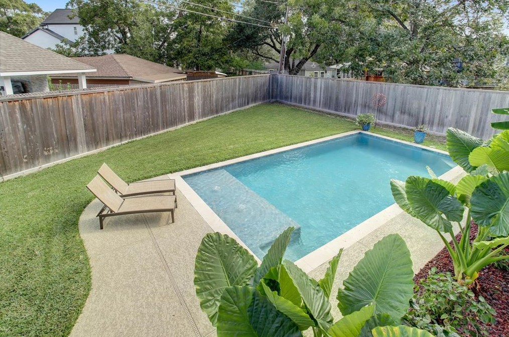 1010 T C Jester Blvd, Houston TX  77007-1126 exterior