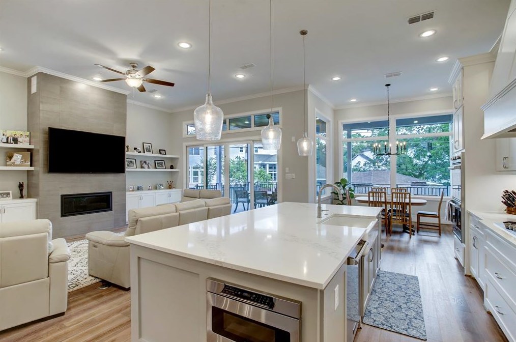 1010 T C Jester Blvd, Houston TX  77007-1126 exterior