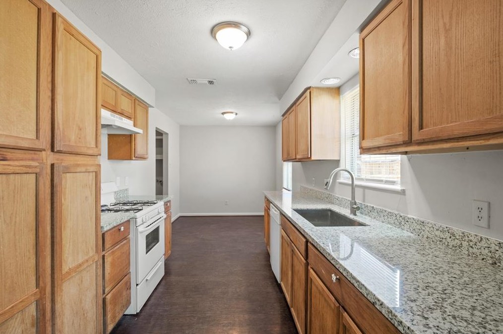 1118 E Brown Ln, Deer Park, TX 77536