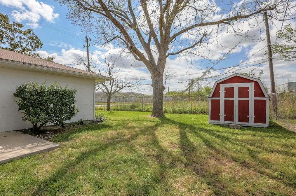 11106 Roandale Dr, Houston TX  77048-1521 exterior